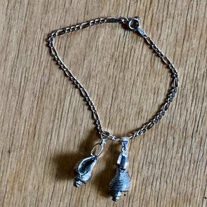Sterling 925 charm bracelet with two 925 shell charms, size 5